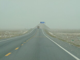 荒漠中的宽阔公路