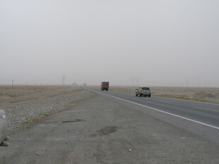 荒漠公路上行驶的车辆