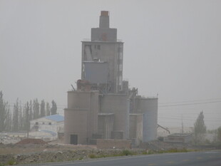 雾中矗立的古老建筑