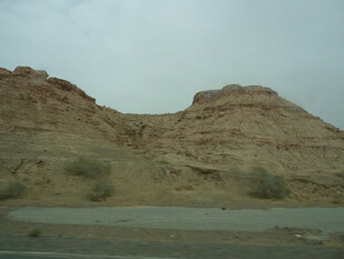 荒漠公路旁的土丘景观