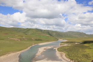 山间蜿蜒河流壮丽风光