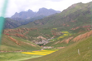 山间村落的美丽田园风光