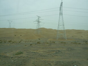 沙漠中的输电塔景观