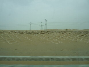 沙漠中的防护网与电力设施