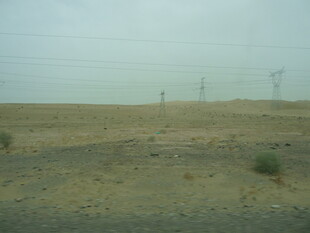荒漠中的输电设施景观