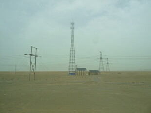 荒漠中的电力输电设施