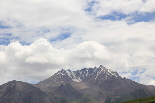 巍峨雪山与蓝天白云