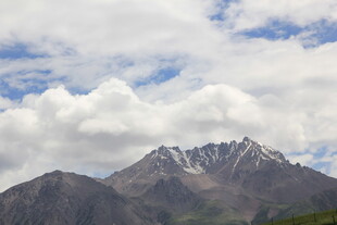 巍峨雪山与蓝天白云
