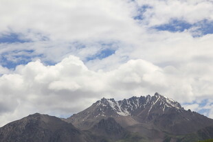 巍峨雪山与蓝天白云