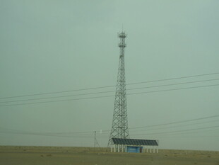 旷野中的通信信号塔