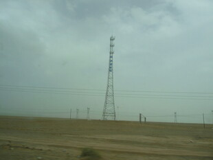 旷野中的高耸输电塔