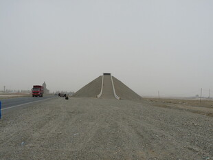 荒漠中的长形砂石道路