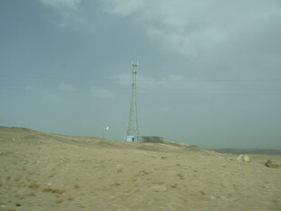 沙漠中的高耸通信塔