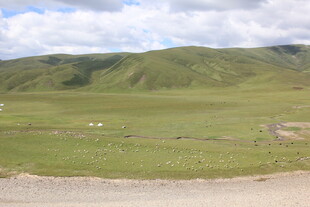 草原风光 远山与蓝天白云