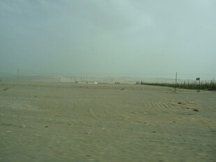 沙尘弥漫的空旷道路