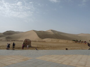 沙漠风光 游人漫步赏景