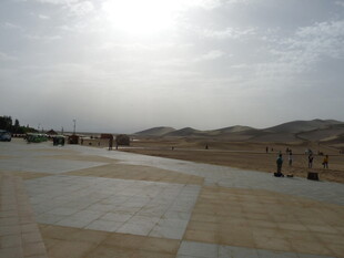 沙漠中的开阔广场景观