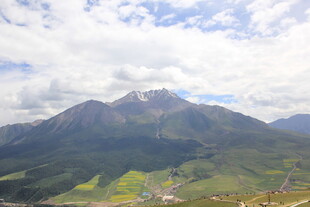 高山绿野间的壮丽风光
