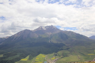 壮丽山景 云端下的绿色山峦