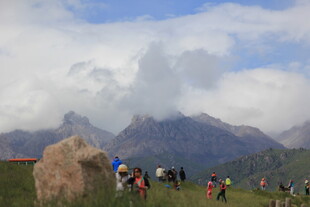 山间徒步的人群与壮丽风光