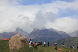 山间徒步人群与壮丽风景
