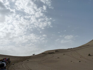 沙漠风光中的晴朗天空