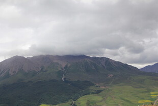 云雾缭绕的山峦美景