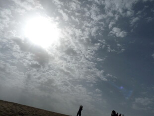 阳光下的天空与人物剪影