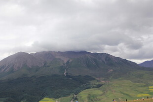 云雾缭绕的壮美山峦