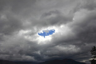 乌云中透出的蓝色天空