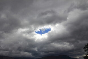 乌云中透出的一方蓝天