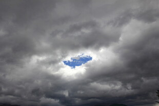 乌云中的蓝色天空缺口