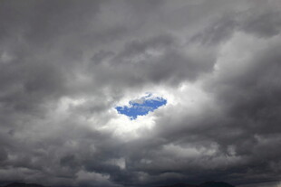 乌云中的一抹蓝天