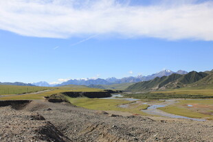 草原山谷间的壮美风光