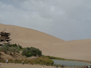 沙漠中的古典楼阁景观