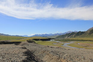 山间旷野中的蜿蜒河流
