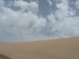 沙漠上空的白云景观