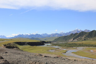 山间蜿蜒河流与广袤原野