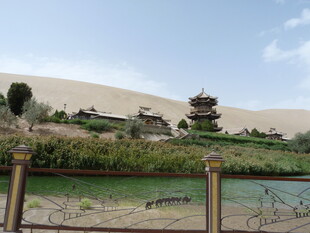 沙漠中的绿洲与古建筑