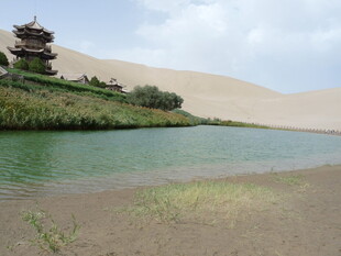 沙漠中的绿水与古建筑