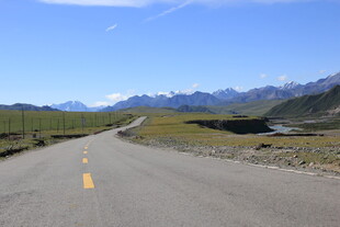 旷野中的笔直公路