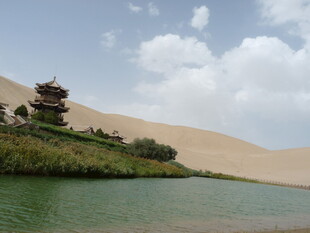 沙漠湖畔的古朴楼阁