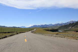 旷野中的延伸公路