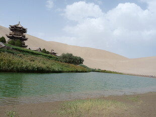 沙漠湖畔的古朴楼阁