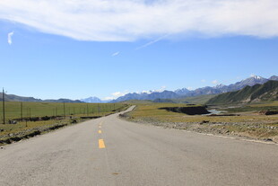 旷野中的延伸公路
