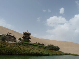 沙漠中的绿意古建筑景观