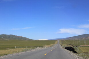 旷野中的笔直公路