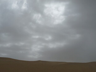 阴云笼罩下的广袤沙漠