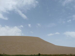 沙漠山丘与蓝天景观