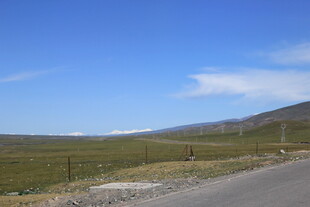 公路边的开阔草原风景